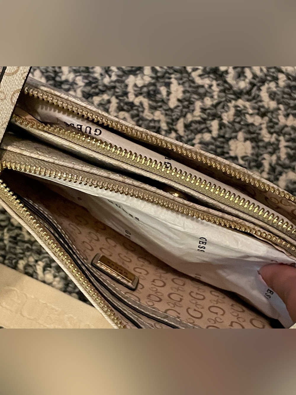 GUESS Purse - Picture 6 of 6